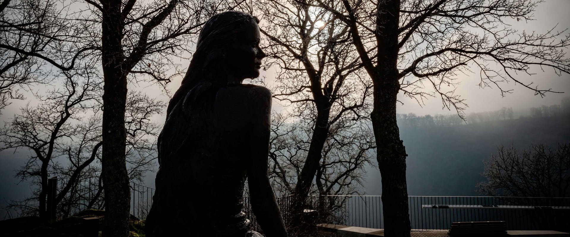 Die Loreley-Statue im Gegenlicht