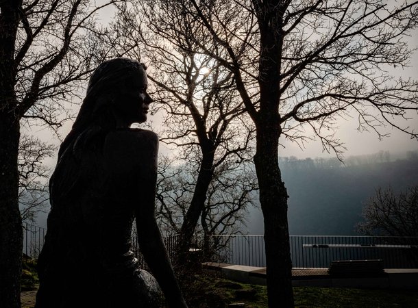 Die Loreley-Statue im Gegenlicht