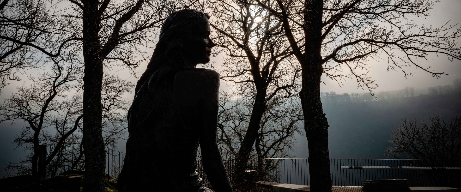 Die Loreley-Statue im Gegenlicht