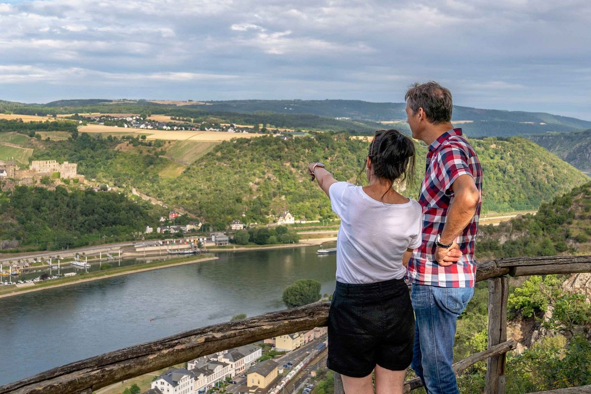 Ein Paar betrachtet den Drei-Burgen-Blick