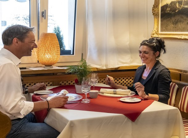 Ein Paar sitzt in einem Restaurant