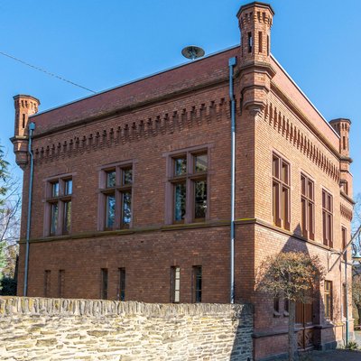 Ein Gebäude in Weisel