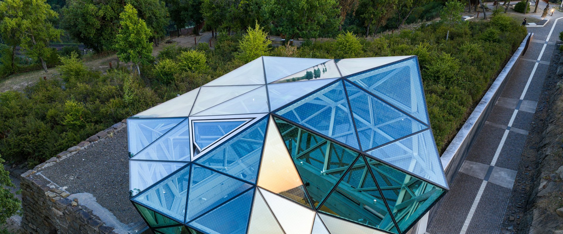 Gläserner Fels und barrierefreier Strahlenweg