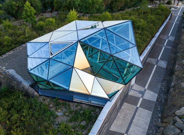 Gläserner Fels und barrierefreier Strahlenweg