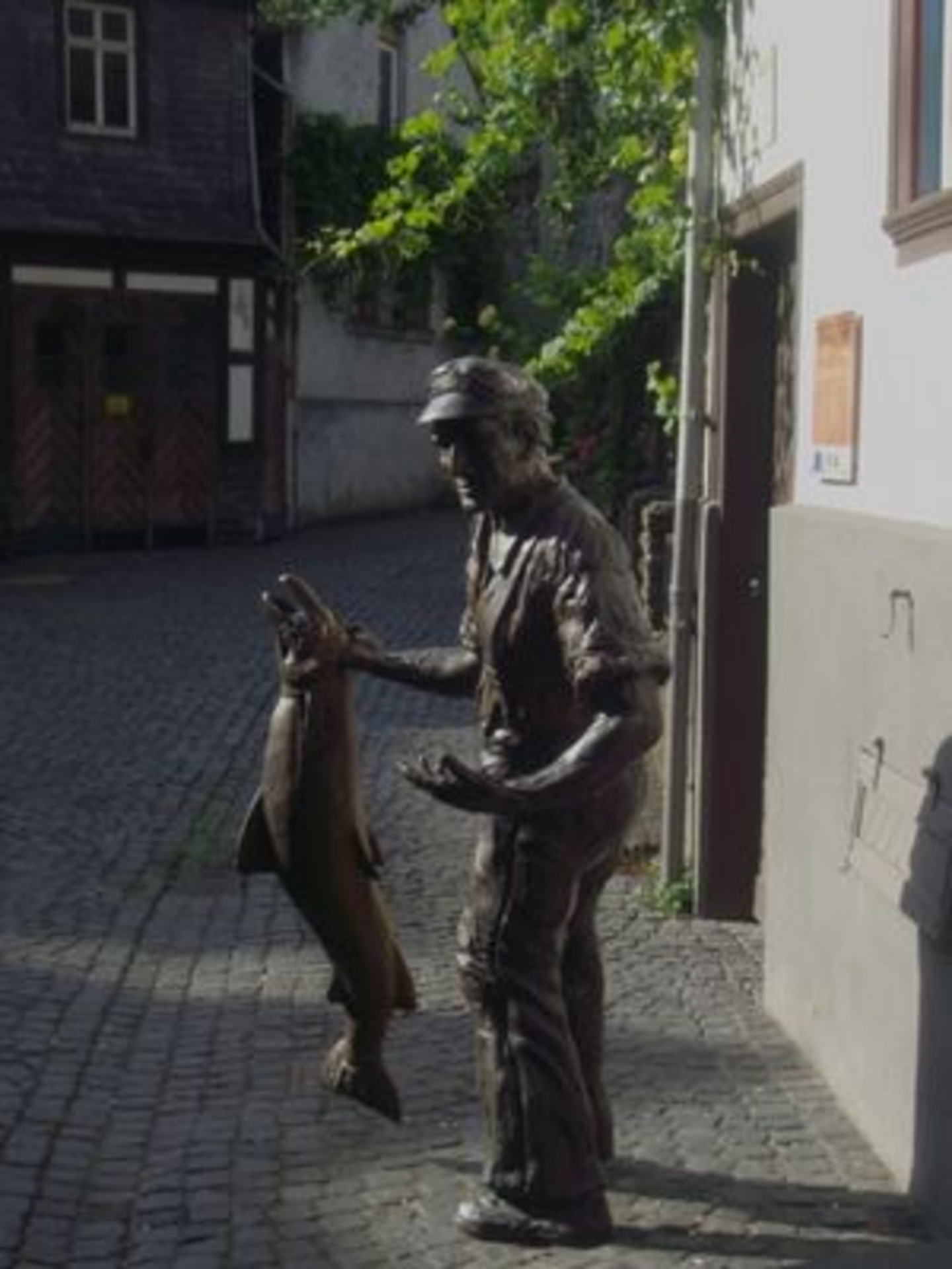 Die Bronzestatue eines Lachsfischers
