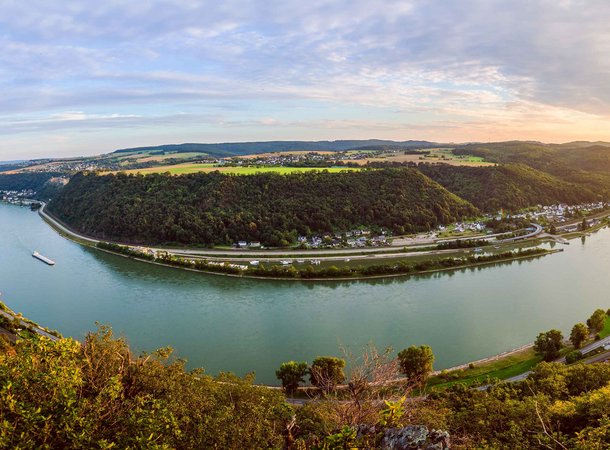 Die Rheinschleife im Sonnenuntergang