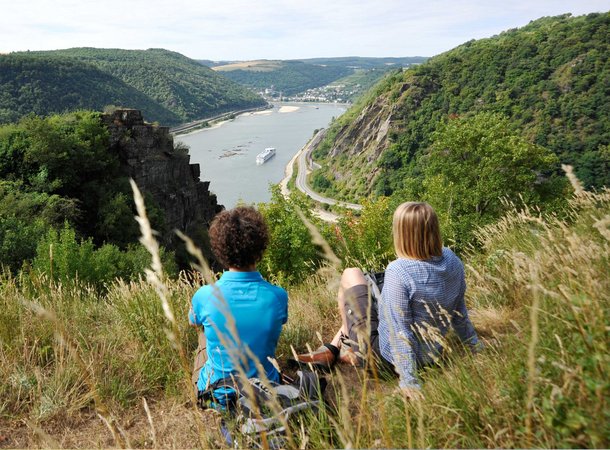 Zwei Wandererinnen machen Rast mit Blick auf den Rhein