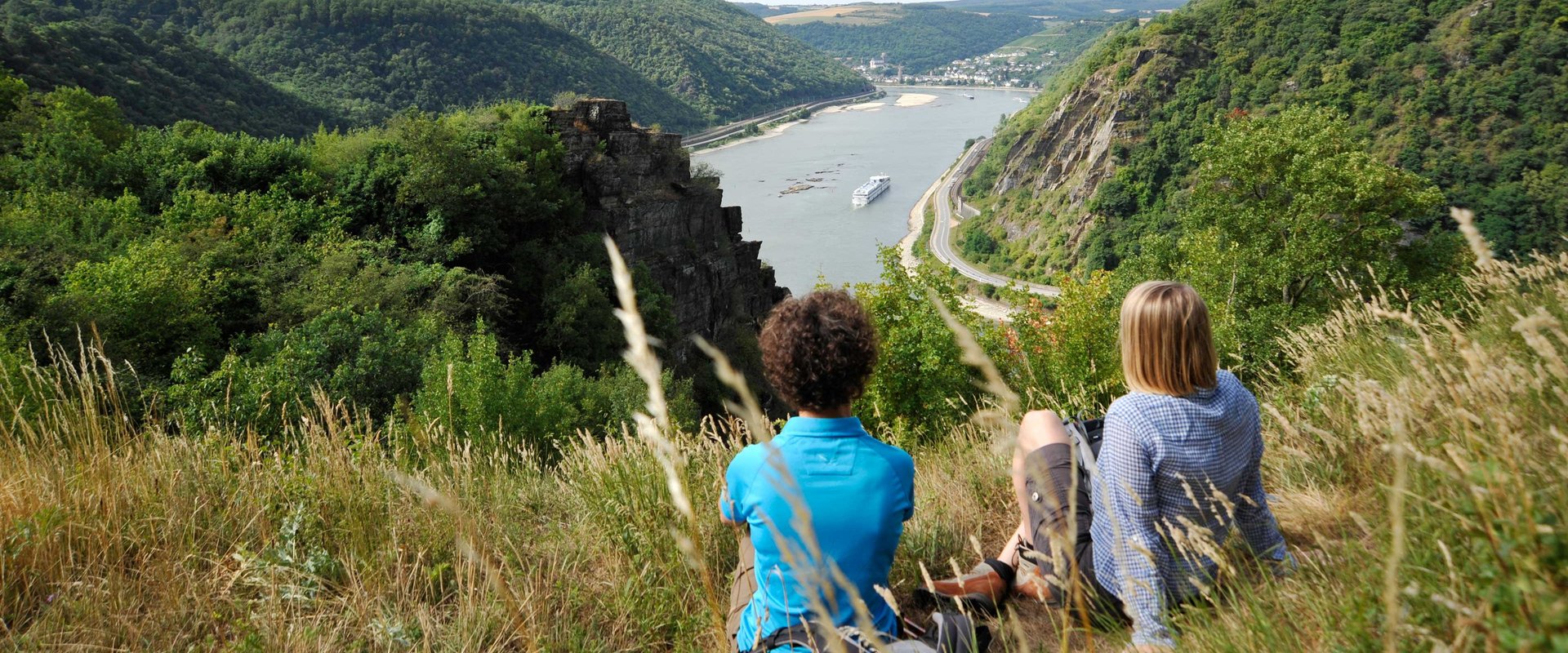 Zwei Wandererinnen machen Rast mit Blick auf den Rhein