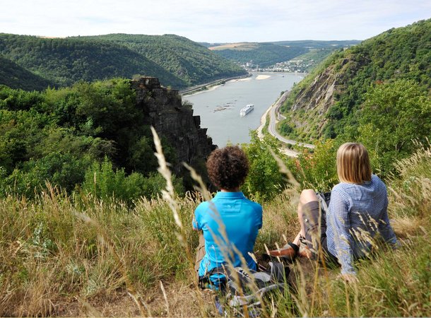Zwei Wandererinnen machen Rast mit Blick auf den Rhein