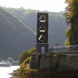 Signalstelle C Am Betteck für die Bergfahrt. Angezeigt wird: Mindestens ein Talfahrer bis 110 m in Abschnitt 5 (gemeint ist das Schiff links im Bild), keine Talfahrt in den Abschnitten 4 und 3.