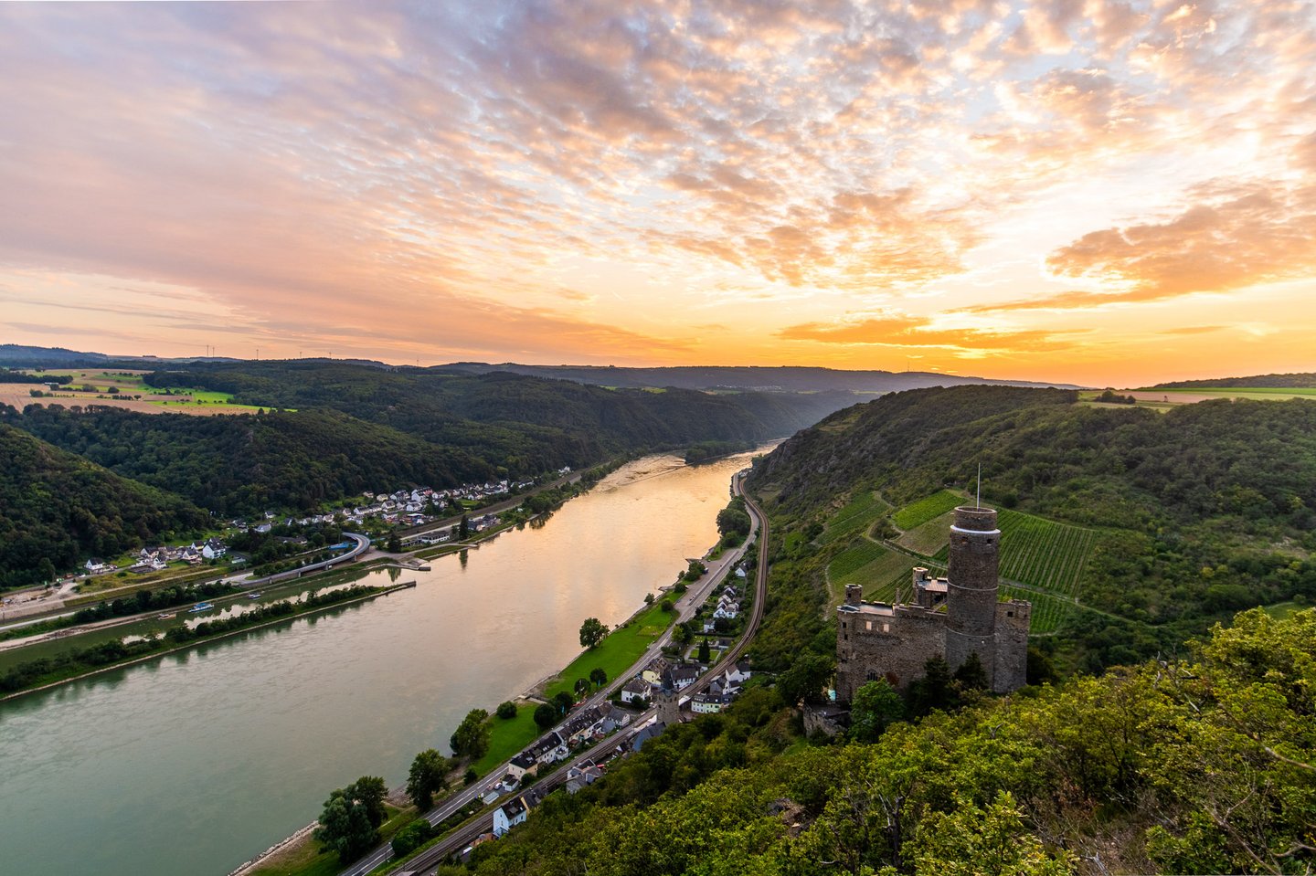 Burg Maus am Rhein mit Sonnenuntergang