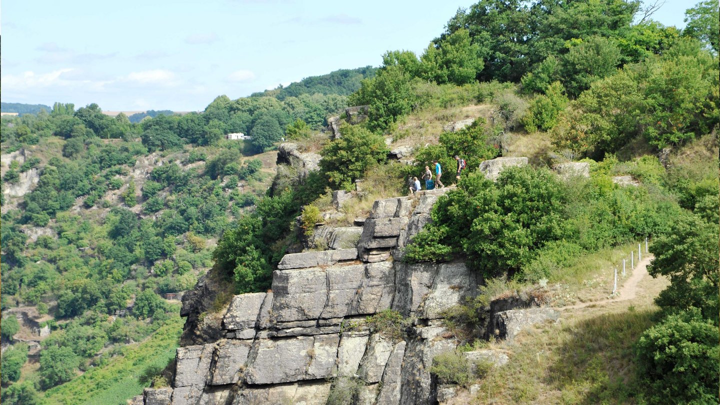 Wanderer klettern auf dem Loreleyfelsen