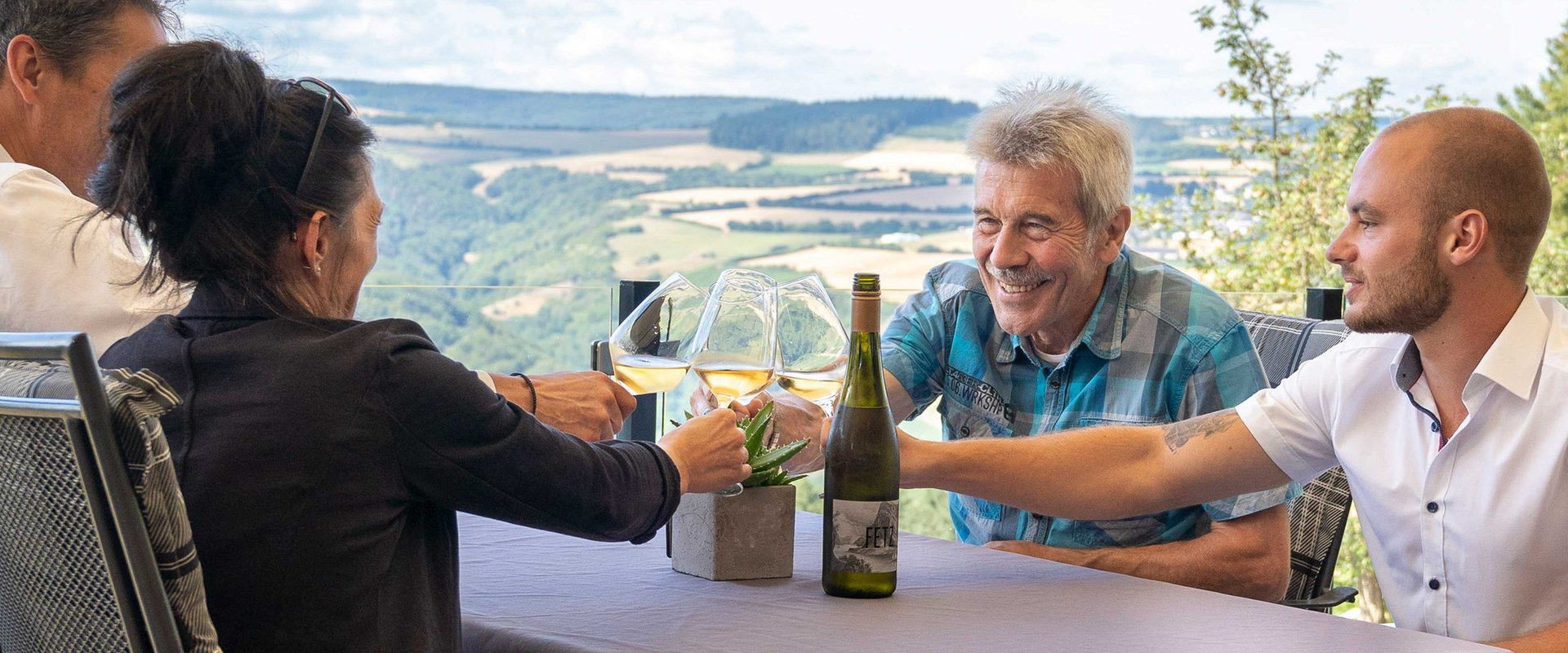 Eine Familie prostet sich mit Wein zu