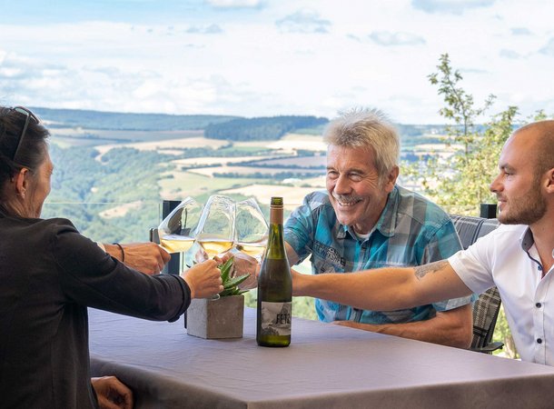 Eine Familie prostet sich mit Wein zu