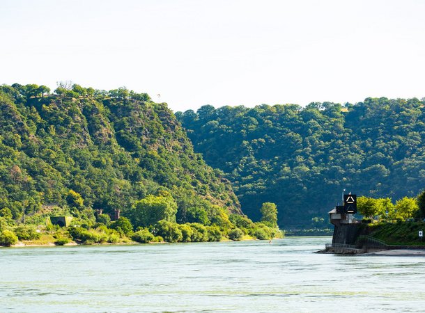 Die gefährliche Rheinenge beim Loreley-Felsen mit der Warnanlage "Wahrschau"