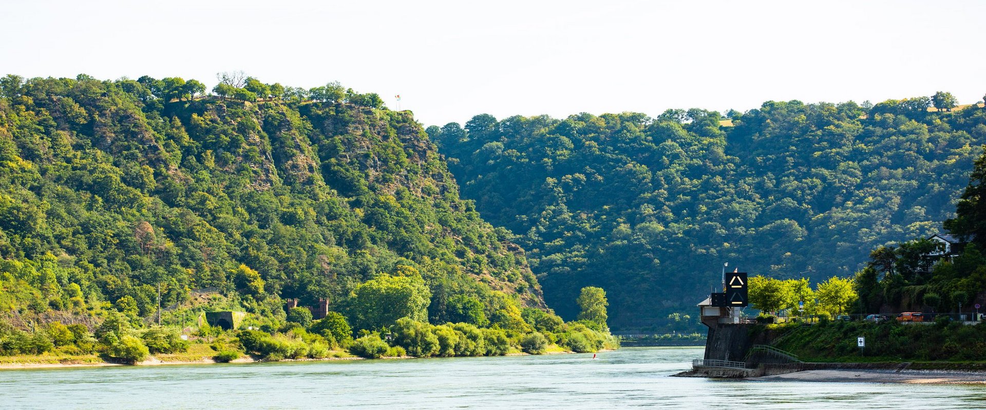 Die gefährliche Rheinenge beim Loreley-Felsen mit der Warnanlage "Wahrschau"