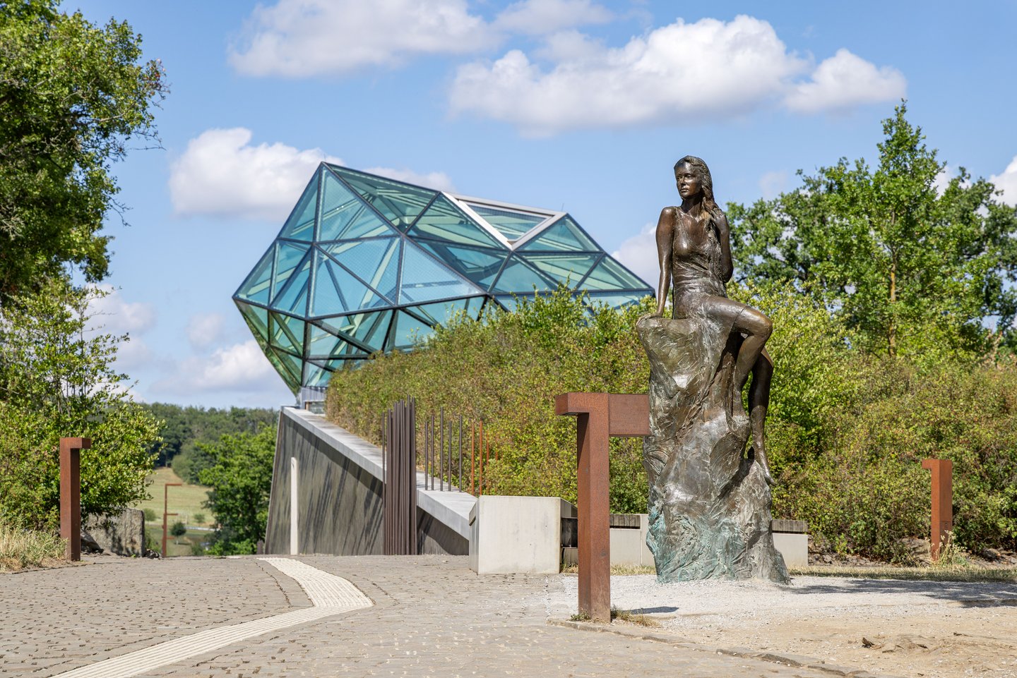 Loreley Statue mit Gläsernem Fels