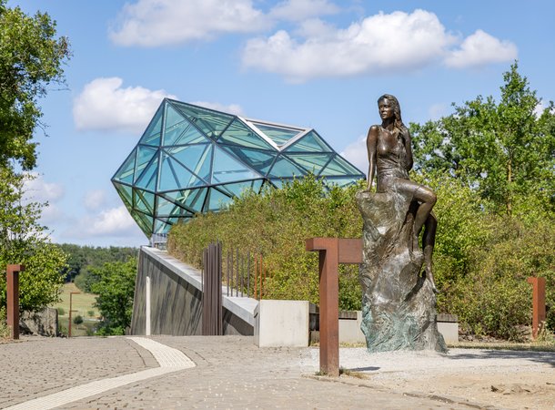 Loreley Statue mit Gläsernem Fels