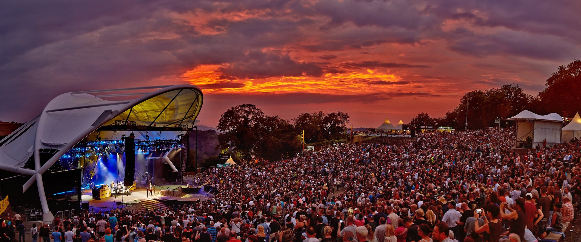 Konzert auf der Loreley Freilichtbühne im Sonnenuntergang