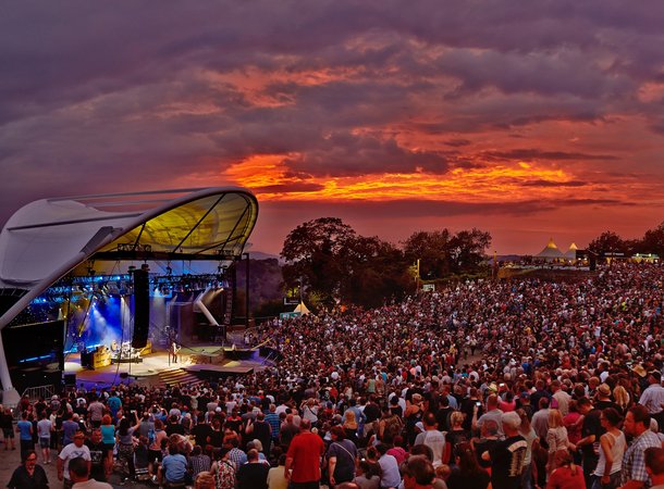 Konzert auf der Loreley Freilichtbühne im Sonnenuntergang