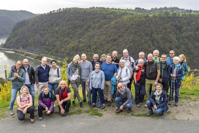 Gruppe posiert vor dem Rhein