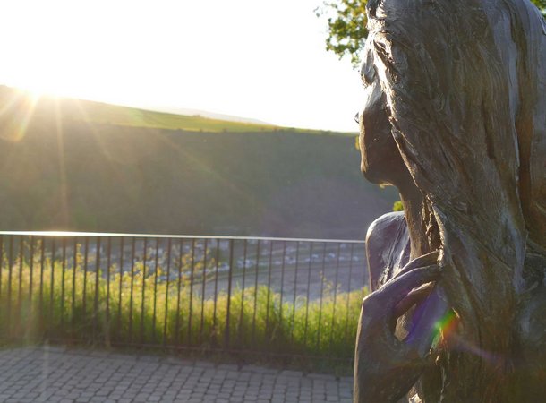 Der Kopf der Loreley-Statur betrachtet die Sonne