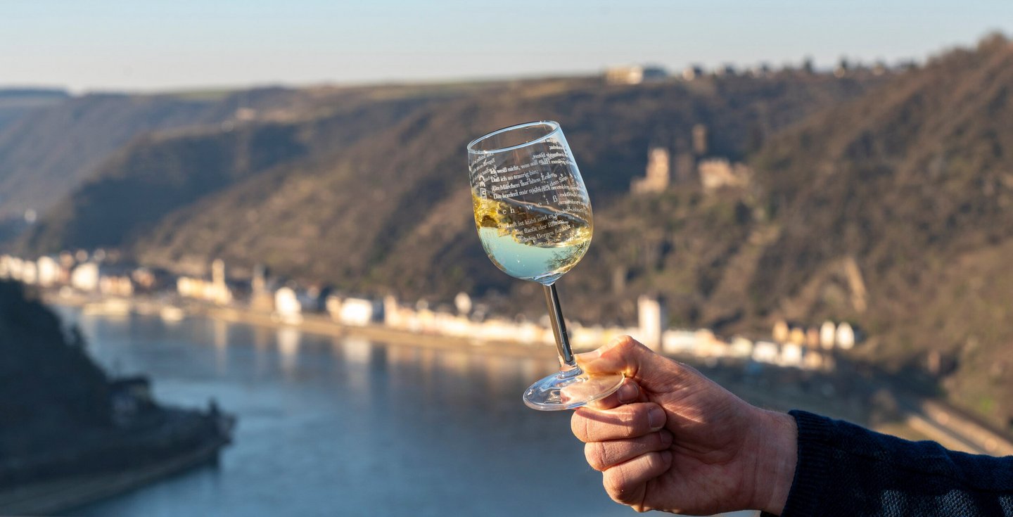 Freunde prosten sich mit einem Glas Rosé zu