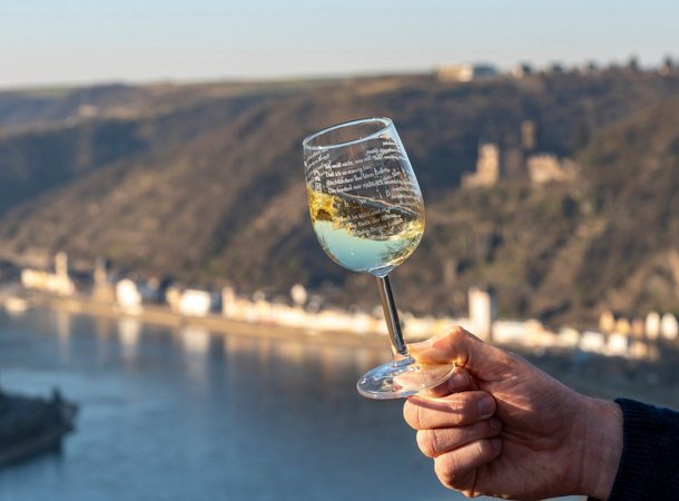 Freunde prosten sich mit einem Glas Rosé zu
