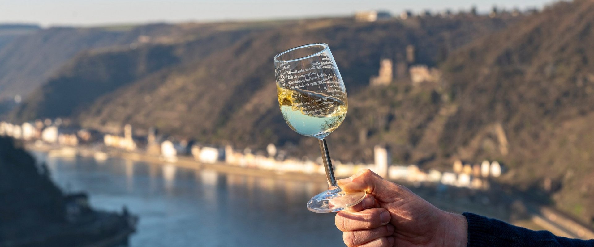 Freunde prosten sich mit einem Glas Rosé zu