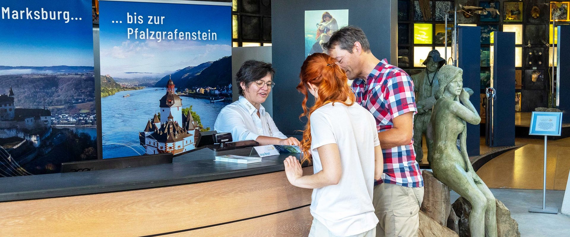 Ein Paar steht an der Tourist-Info