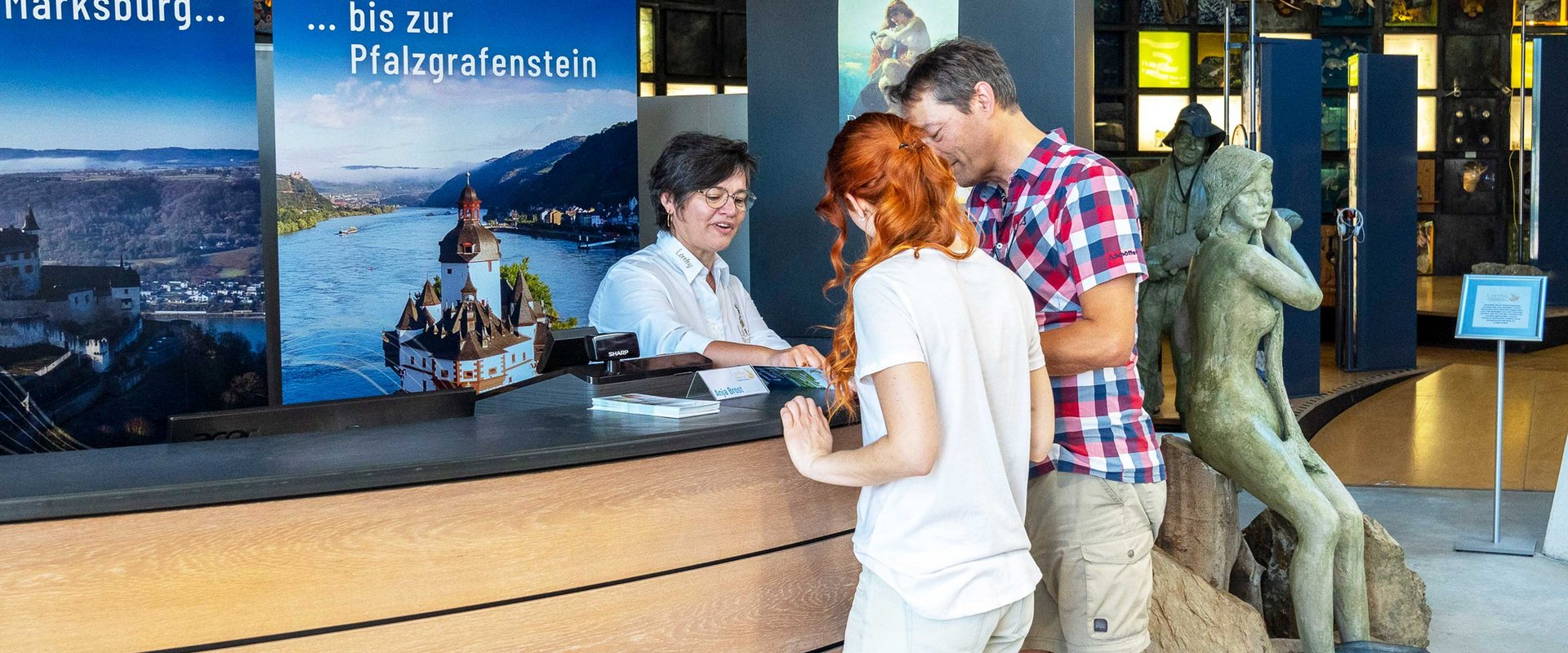 Ein Paar steht an der Tourist-Info