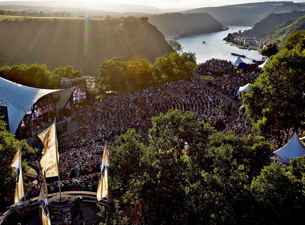 Freilichtbühne mit Publikum vor der Kulisse des Rheins