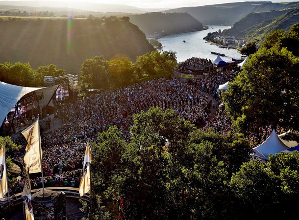 Die Loreley-Freilichtbühne bei Sonnenuntergang, im Hintergrund der Rhein