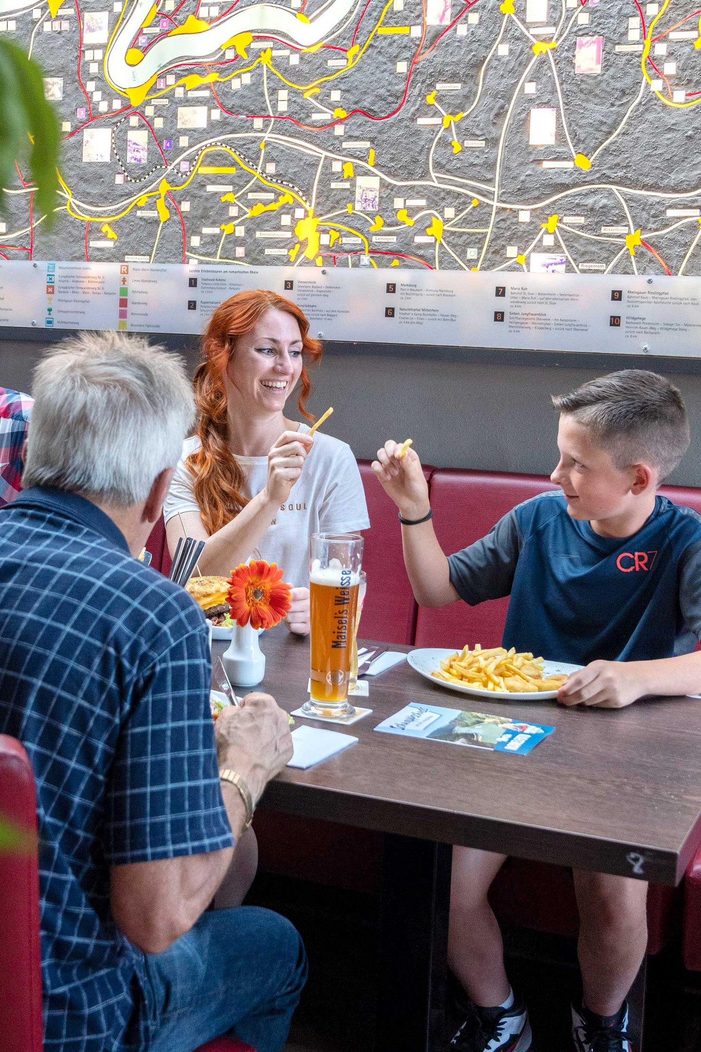 Eine Familie isst in einem Bistro