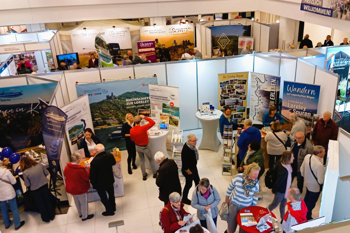 Messebesucher vor einem Stand