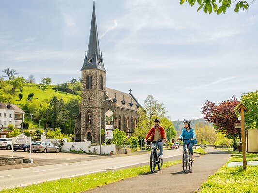 Radfahrer vor der Radwegkirche in Filsen 