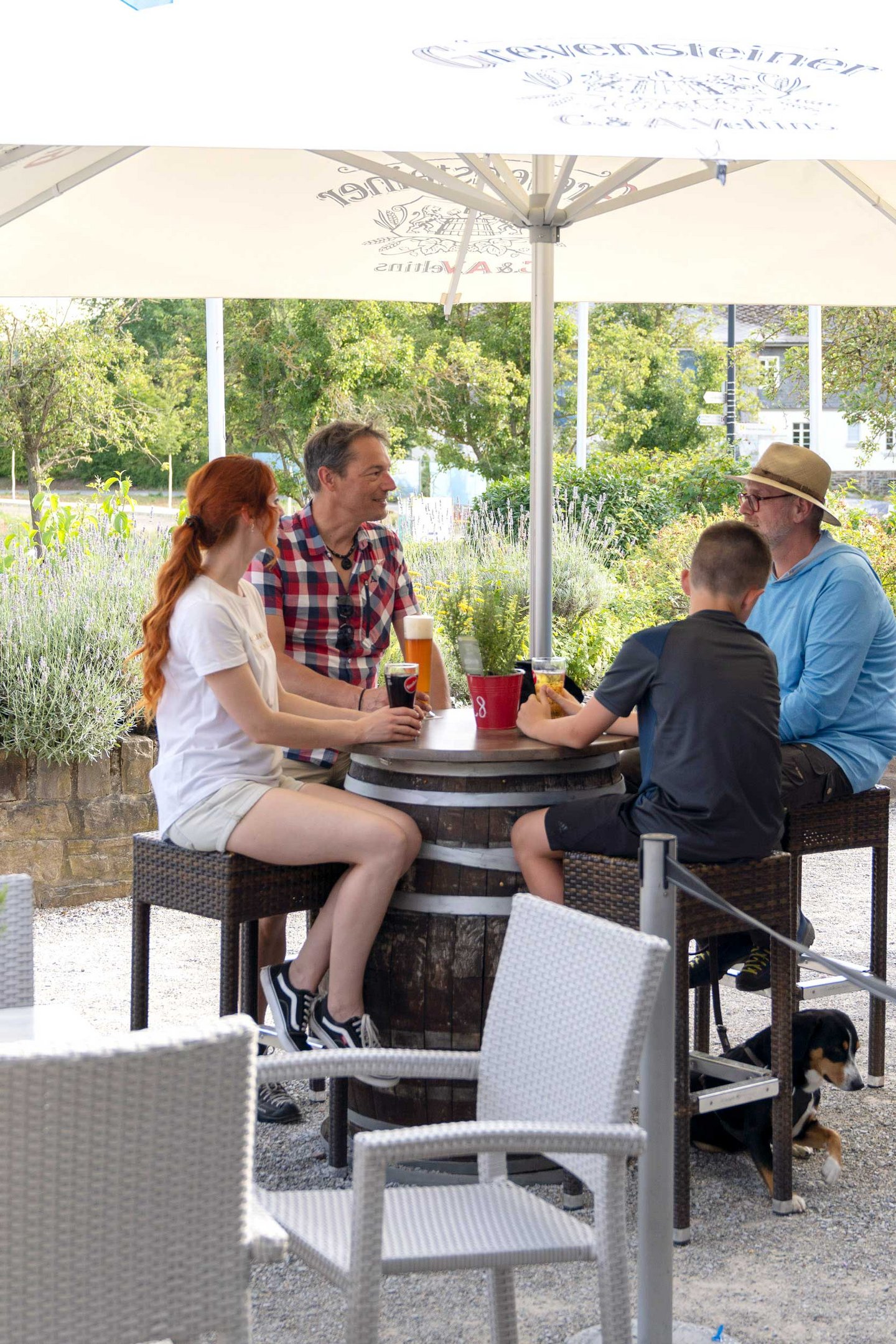 Eine Familie sitzt im Außenbereich eines Bistros