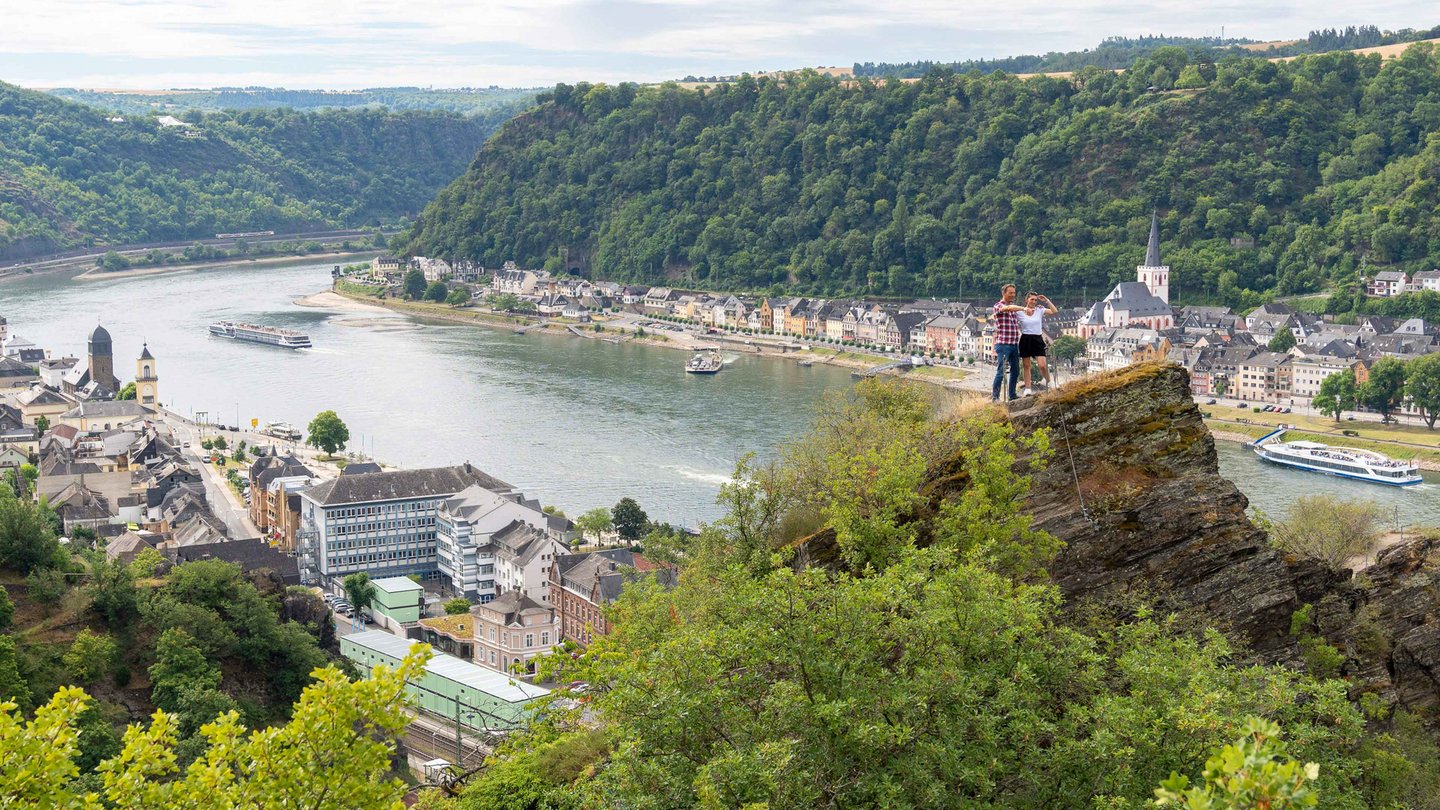 Kletterer auf einem steilen Felsen