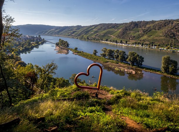 Aussicht auf den Rhein mit einem Herzen als Fotopoint
