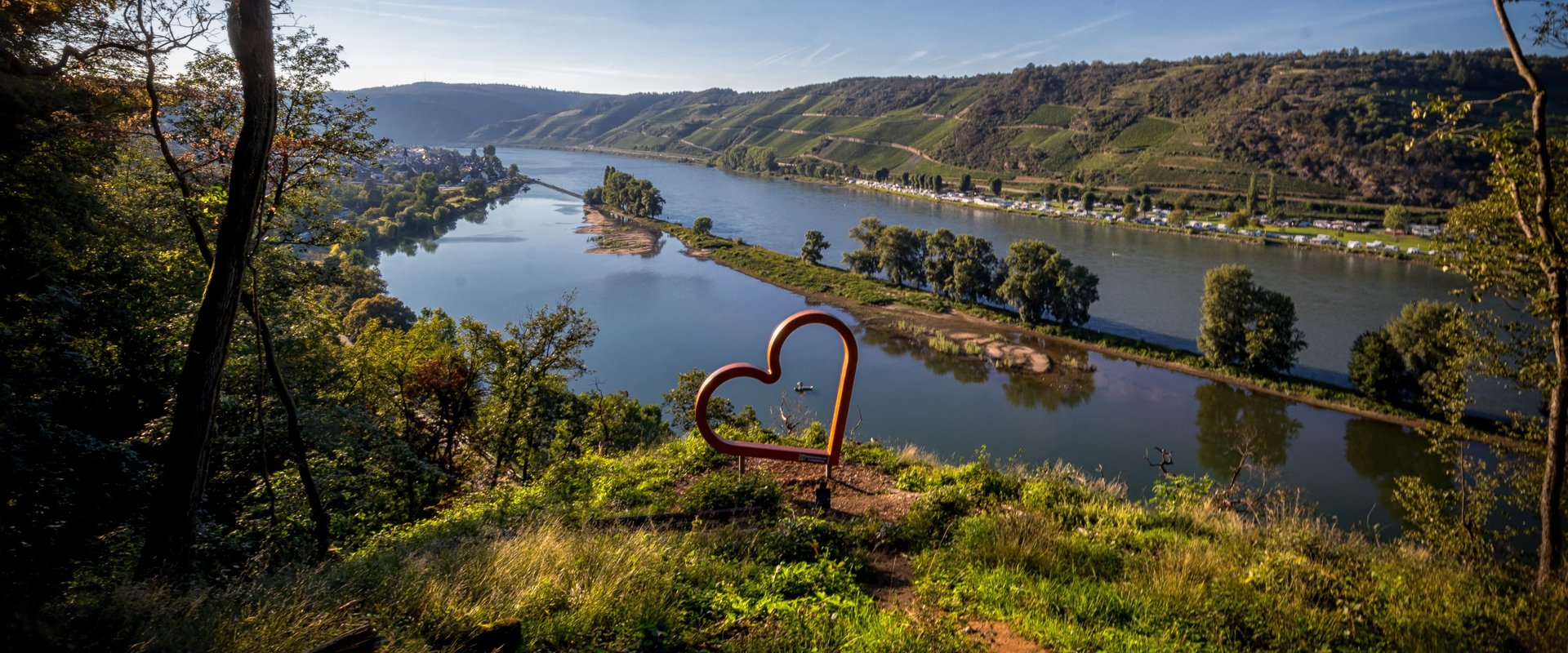 Aussicht auf den Rhein mit einem Herzen als Fotopoint