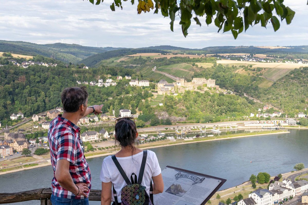 Ein Paar schaut auf den Rhein