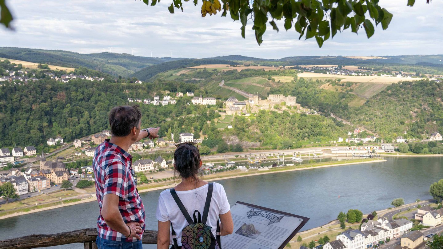 Ein Paar schaut auf den Rhein