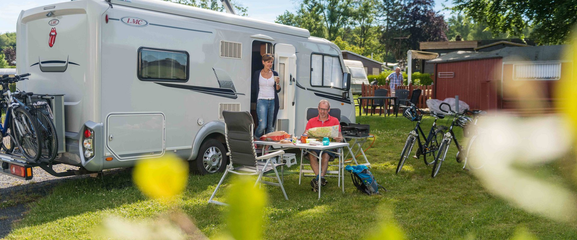 Ein Paar auf einem Campingplatz