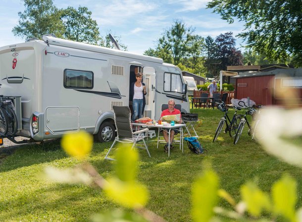 Ein Paar auf einem Campingplatz
